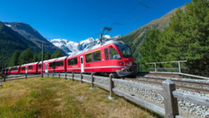treno-del-bernina-express-panorama-rosso