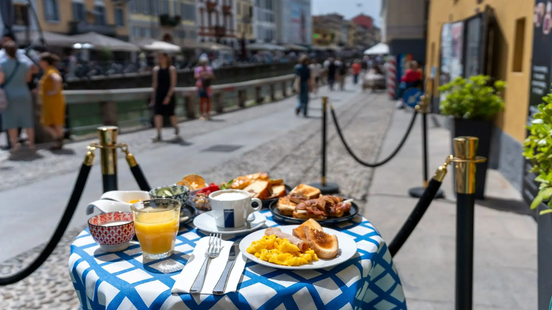 navegacao pelos navigli de milao com brunch no cais 2