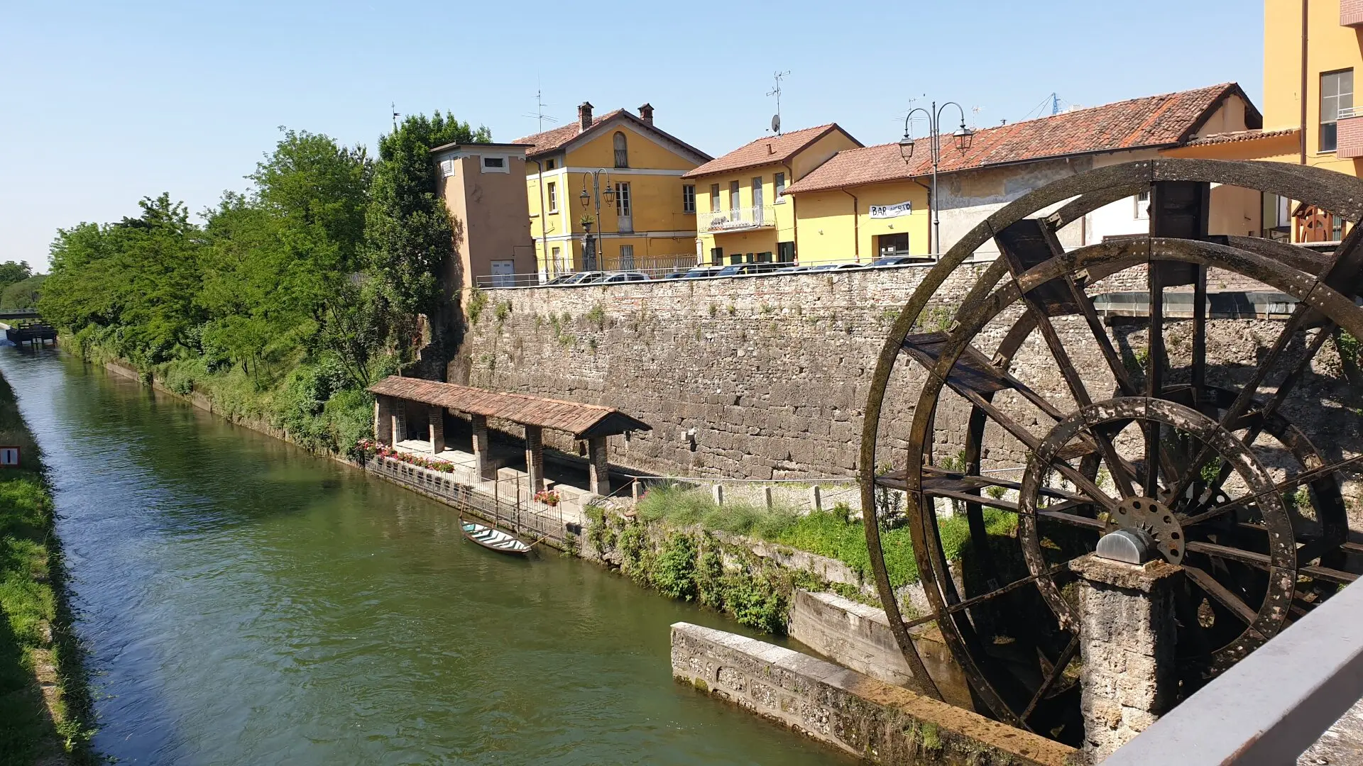 boat tour on the on the navigli canals in milan 3
