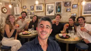 Gruppo in un bar sui Navigli durante la cocktail class
